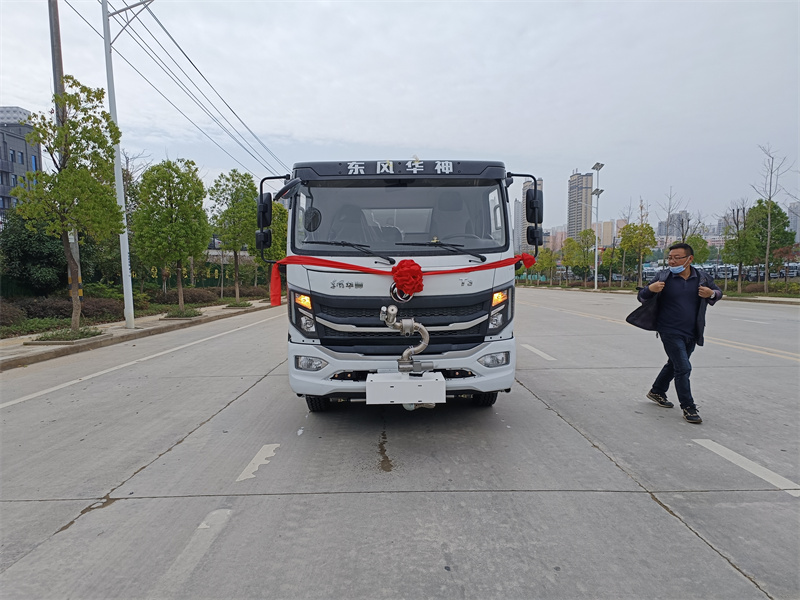 東風(fēng)華神9.2噸帶電子炮灑水車